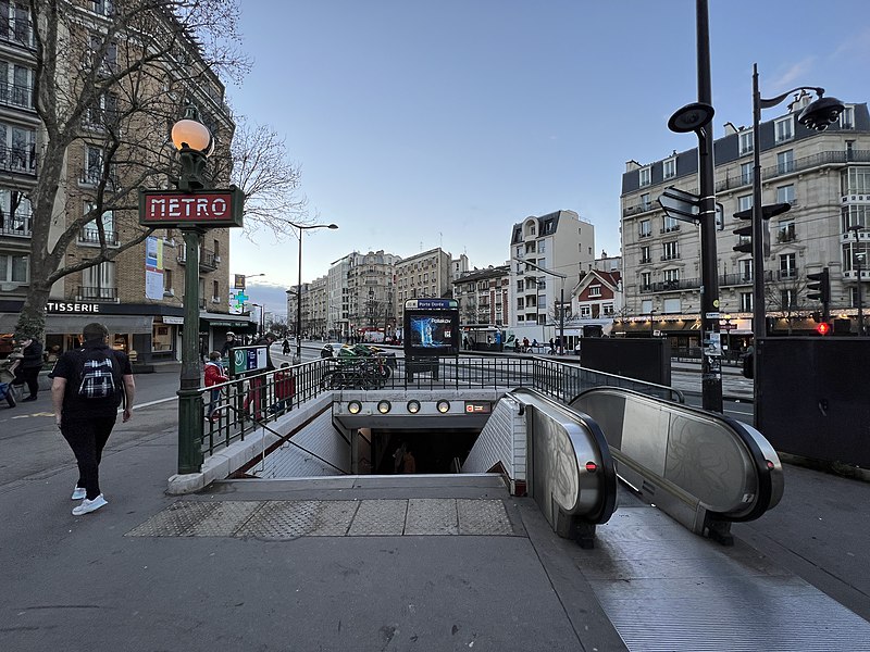 File:Accès Station Métro Porte Dorée Place Édouard Renard - Paris XII (FR75) - 2021-12-30 - 3.jpg
