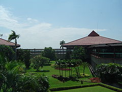 Bangunan terminal dengan kebun di Soekarno-Hatta.