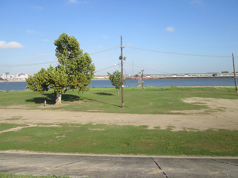 File:Algiers Point Sept2015 Park to Marigny Shore.jpg