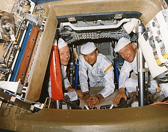 Az űrhajó „bejárata” Armstronggal, Collinsszal és Aldrinnal