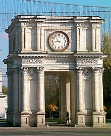 Arc de Triomphe, Chişinău (4867173990) (cropped).jpg