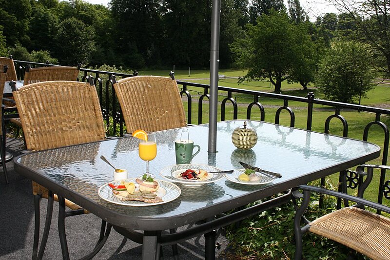 File:Aspa herrgård frukost på terrassen.jpg