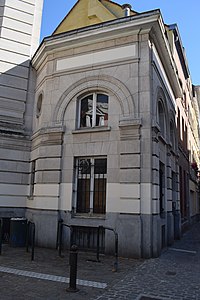 Vue latérale du bâtiment à front de rue