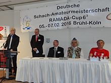 Bürgermeister Dieter Freytag begrüßt 2016 die Teilnehmer der 15. Deutschen Schach-Amateur-Meisterschaft in Brühl.