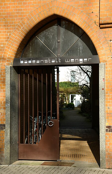 Badeanstalt Wenger, Oberstraße 13 in der Nordstadt von Hannover, denkmalgeschützter Durchgang auf den Hinterhof