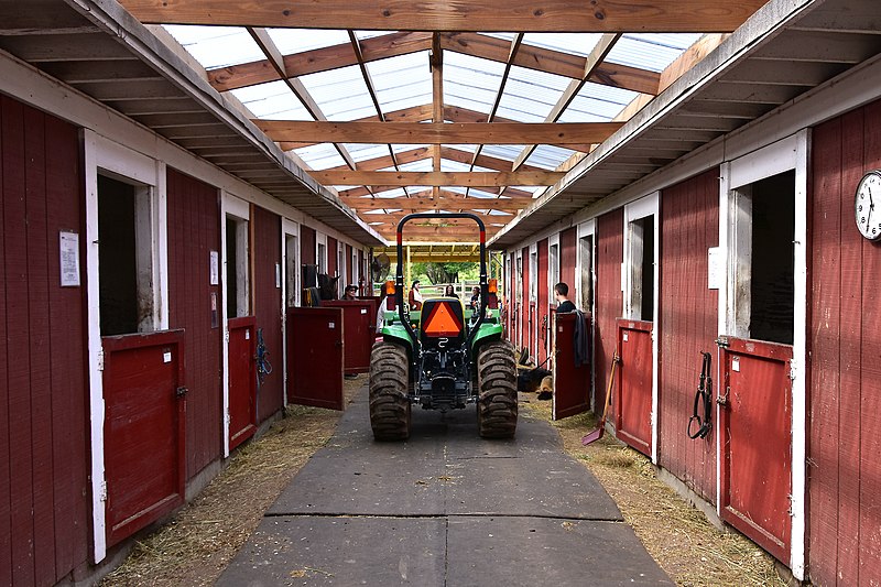 File:Barn at GallopNYC's Sunrise Stables.jpg