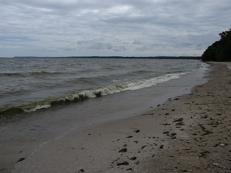 File:Beach on the shore of Green Bay Bay Shore County Park Brown County Wisconsin.jpg