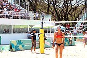 Deutsch: Beachvolleyball bei den Olympischen Jugendspielen 2018; Tag 9, 15. Oktober 2018; Mädchen, Viertelfinale: USA-Spanien 2–1 (21–19/17–21/15–9) English: Beach volleyball at the 2018 Summer Youth Olympics at 15 October 2018 – Girls Quarterfinals: USA-Spain 2–1 (21–19/17–21/15–9)