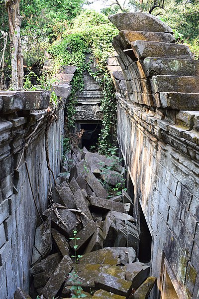 File:Beng Mealea (40474705101).jpg