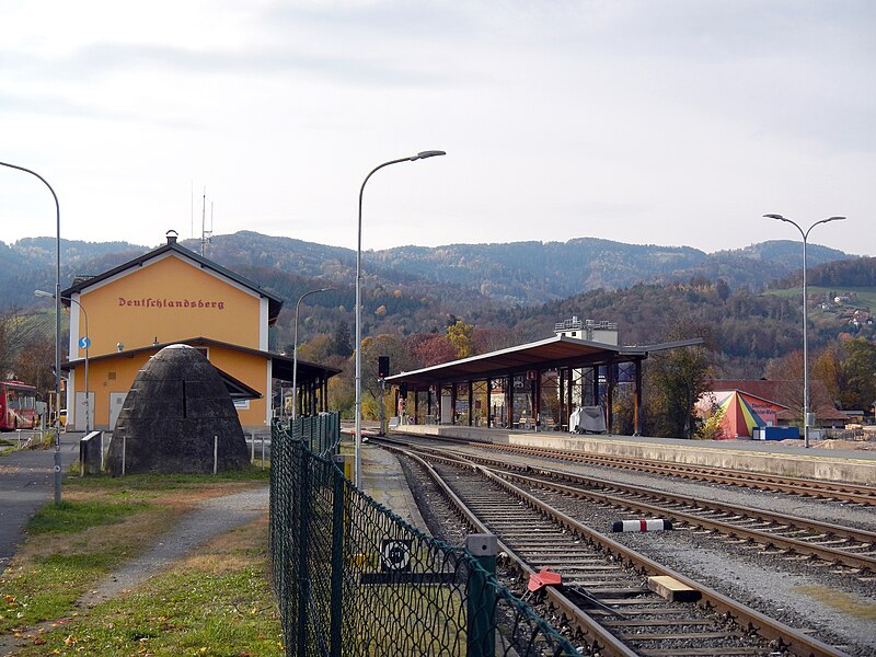 File:Bhf Deutschlandsberg Nov 2020 von Osten a.jpg