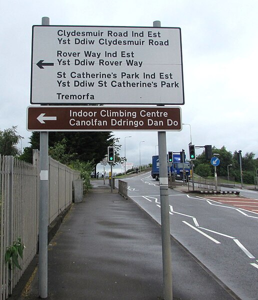 File:Bilingual information on a Rover Way direction sign, Cardiff - geograph.org.uk - 5427998.jpg