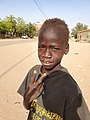 Jeune africain subsaharien aux yeux bleus.