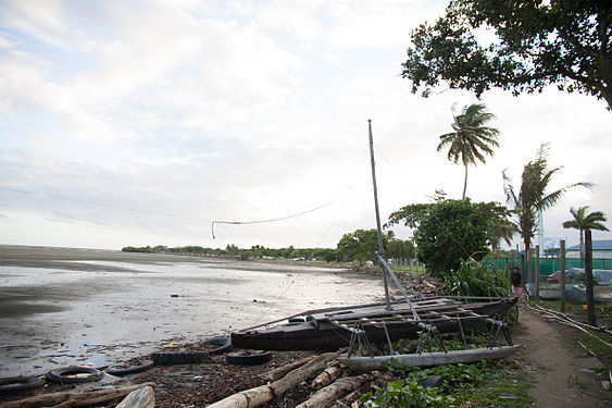 Ein Boot im Wattenmeer vor Suva