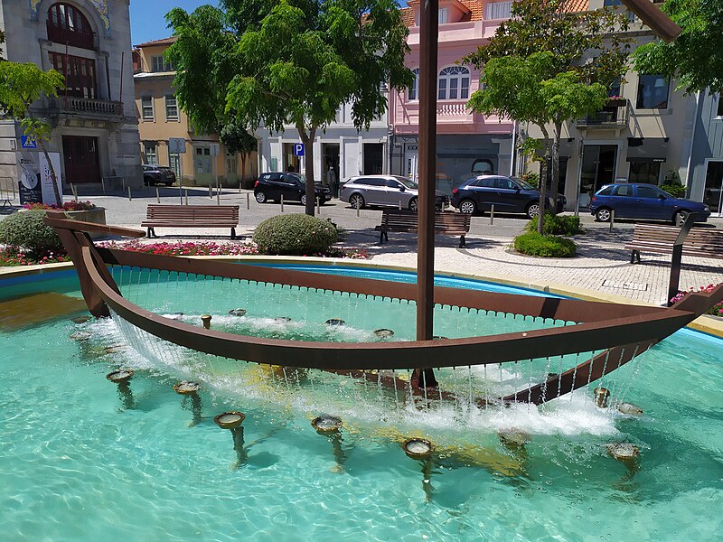 File:Boat fountain in Esposende.jpg