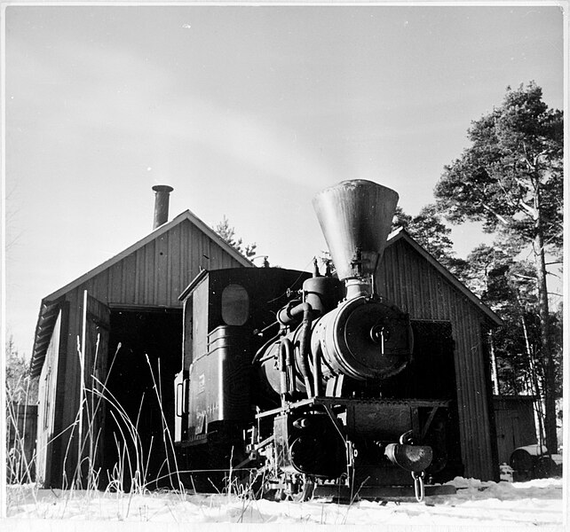 File:Borgholm - Böda Järnväg, BBJ lok 2 'Farmor' utanför lokstallet vid Böda.jpg