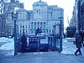 ブルックリン区庁舎とコロンバスパーク内の入口階段を見る。M系統の経路変更前に撮影。