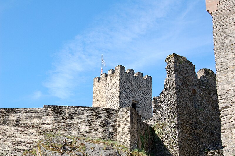 File:Bourscheid castle (165458461).jpg