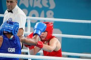 Deutsch: Boxen bei den Olympischen Jugendspielen 2018 Tag 12, 18. Oktober 2018 - Finale Leichtgewicht Mädchen – Junioren-Weltmeisterin und dreifache Juniorinnen-Europameisterin Caroline Sara DuBois (Großbritannien, blau) schlägt Juniorinnen-Asienmeisterin Porntip Buapa (Thailand, rot). English: Boxing at the 2018 Summer Youth Olympics on 18 October 2018 – Girls' lightweight Gold Medal Bout – Caroline Sara DuBois (Grat Britain, blue) wins over Porntip Buapa (Thailand, red). Español: Boxeo en los Juegos Olímpicos Juveniles de Verano de 2018 en 18 de octubre de 2018 - Combate de medalla de oro de peso ligero para niñas - Caroline Sara DuBois (Gran Bretaña, azul ) gana sobre Porntip Buapa (Tailandia, rojo).