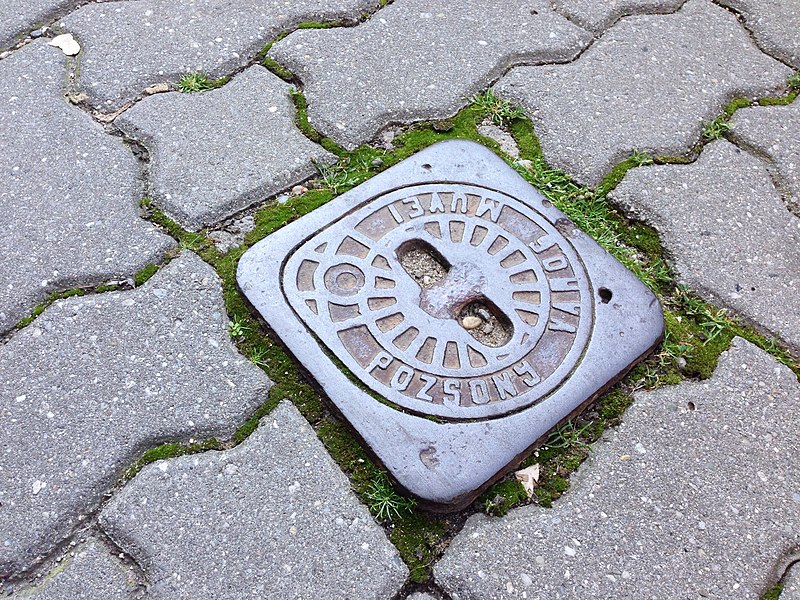 File:Bratislava Kanaldeckel HU.jpg