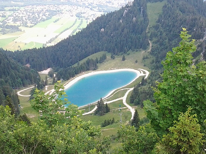 File:Brauneck, Blick auf Speichersee.jpg