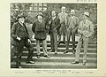 Сепия фотография шести джентльменов, стоящих на улице на лестнице