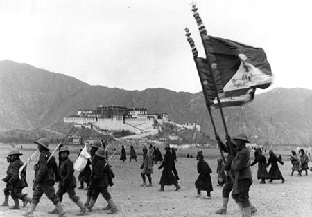 ไฟล์:Bundesarchiv_Bild_135-S-11-07-17,_Tibetexpedition,_Militärparade.jpg