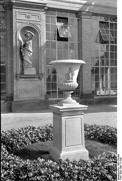 File:Bundesarchiv Bild 170-694, Potsdam, Sanssouci, Detail an der Orangerie.jpg