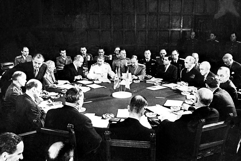 Международная конференция германия. Конференция в Потсдаме 1945. Сталин Трумэн Черчилль Потсдамская конференция. Потсдамская конференция 1945 Трумэн Черчилль.