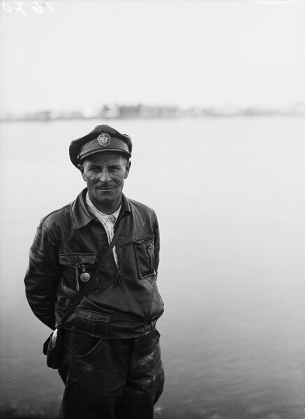 File:Bus operator Heikki Valppu in Utajärvi 1933 (JOKAKAL3B-749).tif