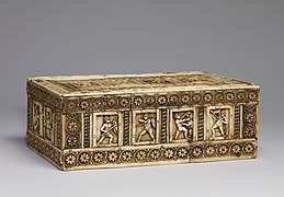 Byzantská slonovinová skriňka s vyobrazením bojovníkov a s rozetami