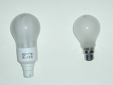 CFL diseñada para asemejarse a una lámpara incandescente. Se muestra un bulbo incandescente a la derecha para establecer una comparación