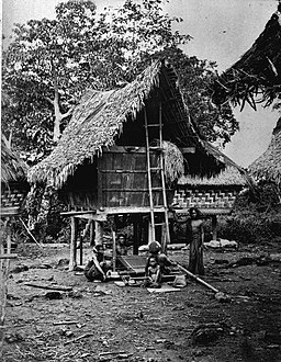 COLLECTIE TROPENMUSEUM Karo Batak bevolking bij een weeftoestel en een rijstschuur TMnr 60011127