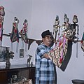 Poppenspeler (dalang, Javaans: dhalang) met wayang golek poppen, 1971