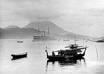 Orembai tradisional dengan layar yang diturunkan (baik layar tanja atau layar lete/layar capit ketam), Ternate. Antara 1910–1930