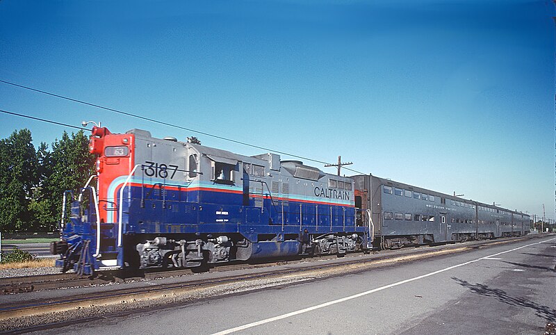 File:Caltrain 3187 with Train 63 at the California Street stop in Palo Alto, CA in August 1984. (30293533503).jpg