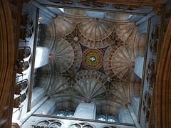 Voûtes en éventails de la tour de la cathédrale de Canterbury.