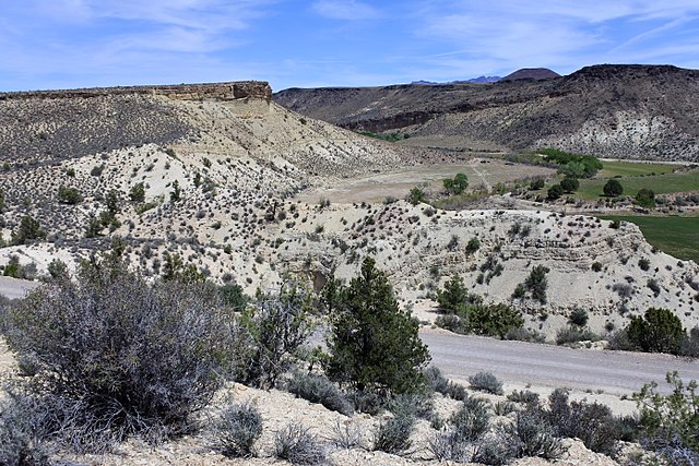 Carmel Formation near Gunlock, Utah. The unconformably overlying dark unit is the Upper Cretaceous Iron Springs Formation.