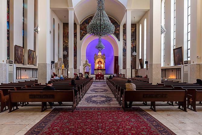 圖為伊朗德黑蘭聖薩爾基斯大教堂（英語：Saint Sarkis Cathedral, Tehran）室內。這座亞美尼亞使徒教會教堂修建於1964至1970年間。