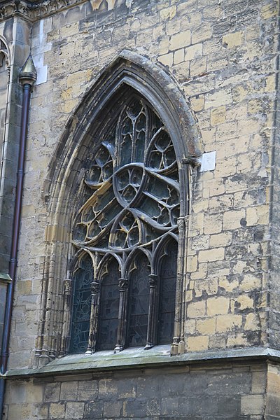 File:Cathédrale Notre-Dame de Bayonne window.jpg