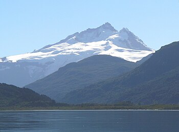 Vista del Cerro Tronador desde el lago Mascardi