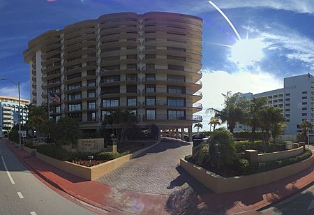 ไฟล์:Champlain Towers South (Surfside, Miami, FL).jpg