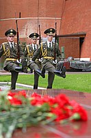 Relève de la garde d'honneur au Jardin d'Alexandre.