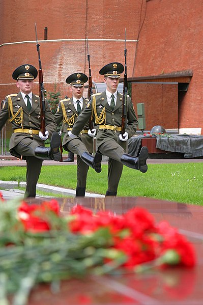 File:Changing Guard Alexander Garden Moscow.hires.jpg