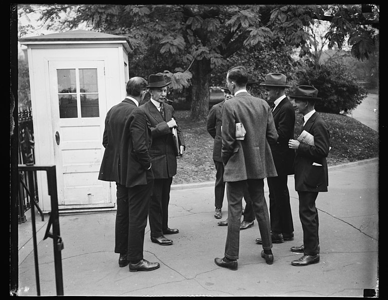 File:Charles G. Dawes and group at White House gate. Washington, D.C LCCN2016891713.jpg