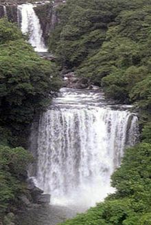 Водопад Чеонджеон 1.jpg