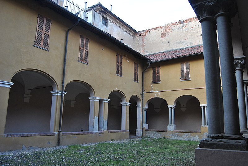 File:Chiostro San Graziano vercelli.jpg