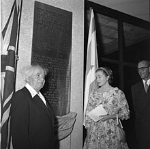 Sarah Churchill dengan perdana menteri Israel David Ben-Gurion saat pembukaan aula Churchill di Haifa
