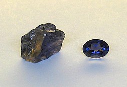 Vasemmalla raakakivi, jossa on näkyvissä voimakas pleokroismi ja oikealla viistehiottu kivi