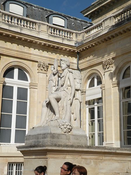 File:Cour d'honneur statue 2 Palais Bourbon.jpg