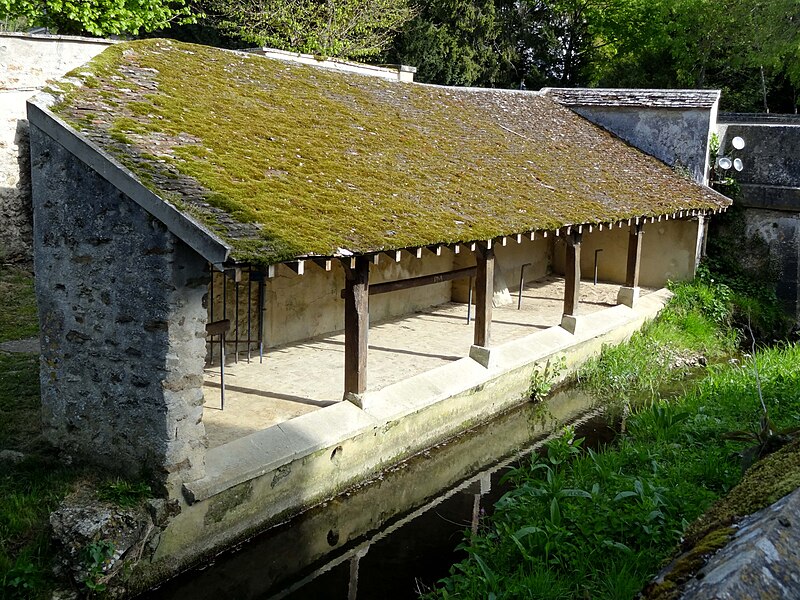 File:Crécy-la-Chapelle (77), lavoir sur le ru de la Fosse aux Coqs, RD 934 2.jpg